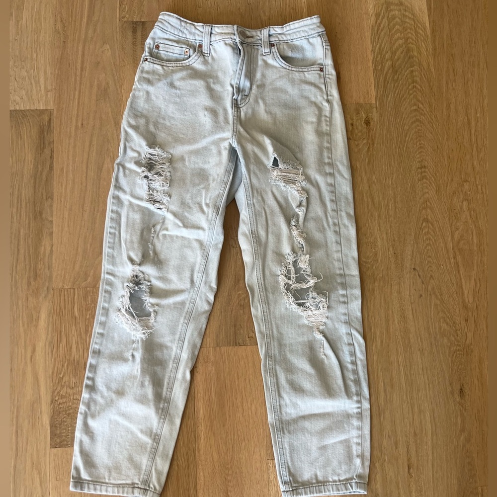 Light washed ripped boyfriend jeans